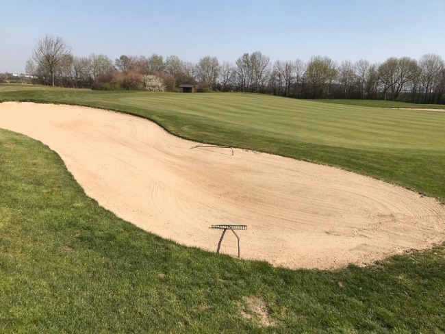 Local 18 hole golf courses Frankfurt pro shops near you